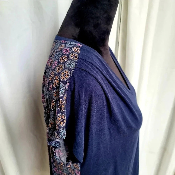 Cabernet Woman's T-Shirt Top Blouse Navy Blue Stretch Back Red Abstract Sz Small - Picture 11 of 13